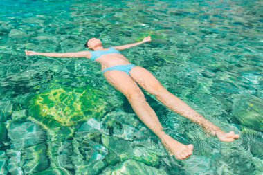 Açık mavi deniz suyu arkaya yüzme kadın. yaz tatil kavramı