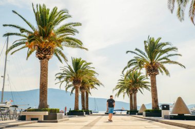 iskelede yaz günü içinde yürüyen adam. Yaz saati kavramı