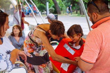 Kotor, Karadağ - 17 Temmuz 2018: insanlar gezi teknesi. kız yaşam yelek yaz seyahat konsepti üzerine koymak