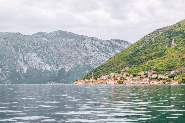 Görünüm Karadağ Körfezi manzara. Hava bulutlu. deniz Dağları ile