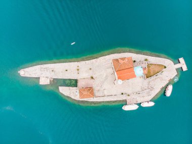 Island Our Lady of The Rocks Kotor Karadağ'defne. havadan görünümü. Yaz saati
