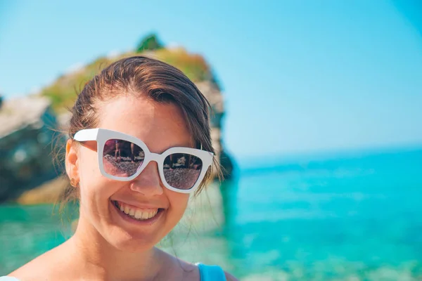 Kvinna Sitter Vid Havet Stiga Upp Med Händerna Gul Uppblåsbar — Stockfoto