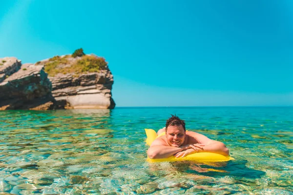 Young Man Yellow Inflatable Mattress Clear Transparent Water Summer Vacation — Stock Photo, Image