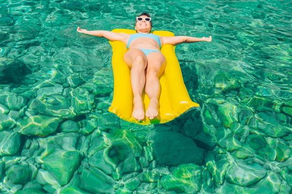 Donna Che Posa Materasso Gonfiabile Giallo Acqua Mare Trasparente Trasparente — Foto Stock