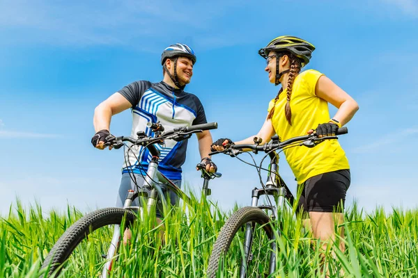 Young Smiling Strong Man Woman Standing Green Field Bicycles Lifestyle — Stock Photo, Image