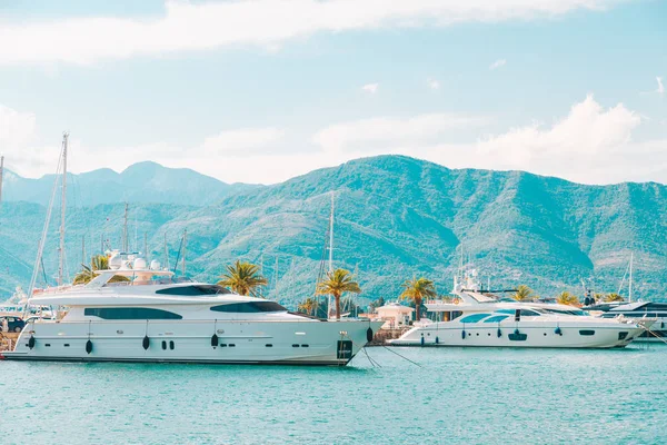şehir yatlar yerleştirin. Yaz saati. denizde tatil. kopya alanı