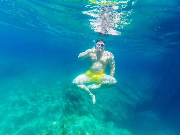 Людина Плаває Під Водою Підводними Окулярами Літні Канікули — стокове фото