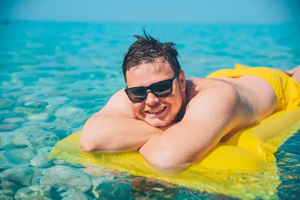 Jonge Man Gele Opblaasbare Matras Helder Transparant Water Zomer Vakantie — Stockfoto