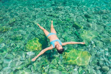 Açık mavi deniz suyu arkaya yüzme kadın. yaz tatil kavramı