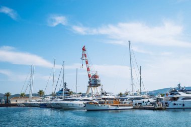 şehir yatlar yerleştirin. Yaz saati. denizde tatil. kopya alanı