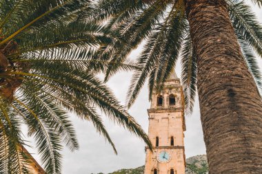 perast, Karadağ Kilise kulesinde. arka plan üzerinde bulutlar