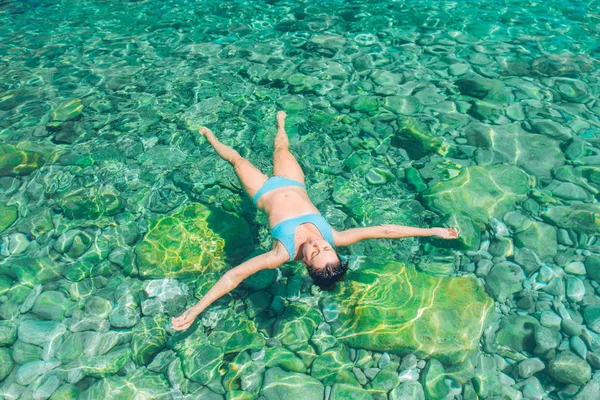 Mujer Nadando Espalda Agua Mar Azul Claro Concepto Vacaciones Verano — Foto de Stock