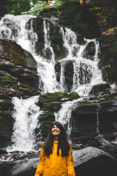 Mulher Sorridente Capa Chuva Amarela Com Cachoeira Fundo Conceito Caminhadas — Fotografia de Stock