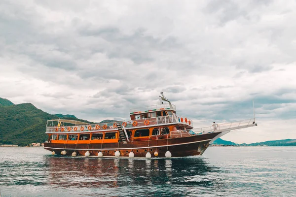 在黑山 Kotor 湾的旅行船上的人们 阴天天气 — 图库照片