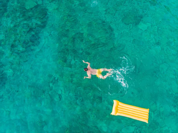 Vue Aérienne Homme Nageant Dans Eau Mer Bleu Clair Concept — Photo