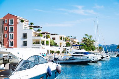 Karadağ defne yatlar. arka planda dağlar. güzellik manzara