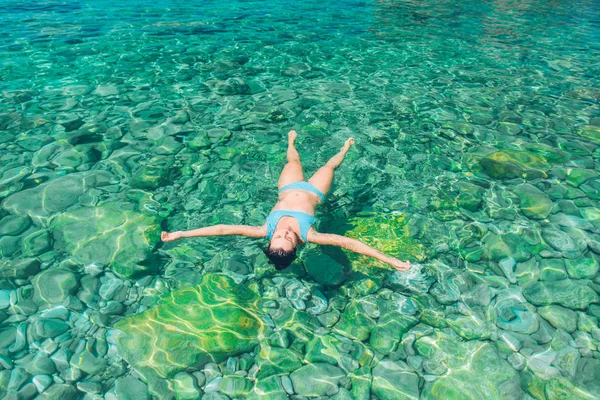 Vrouw Zwemmen Achterop Het Helderblauwe Zeewater Zomer Vakantie Concept — Stockfoto