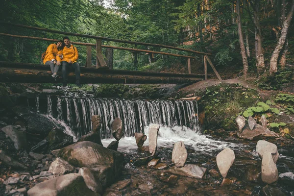 Cuplu Stând Podul Lemn Traversează Râul Munților Pădure Piatră Echilibrată — Fotografie, imagine de stoc