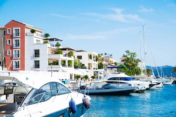 Karadağ defne yatlar. arka planda dağlar. güzellik manzara