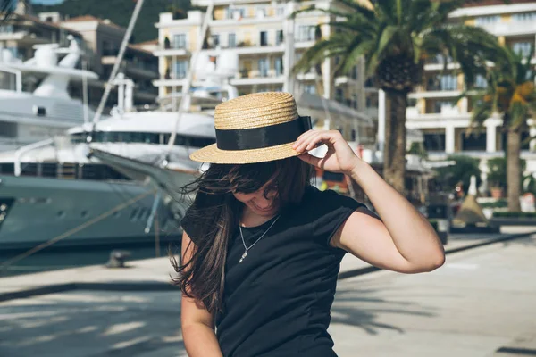 Retrato Mujer Sonriente Muelle Con Yates Fondo Concepto Hora Verano — Foto de Stock