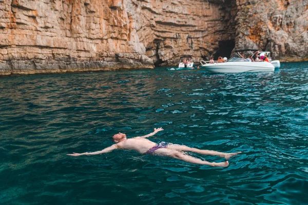 Muž Plavání Zádech Modré Transparentní Mořské Vody Letní Dovolená — Stock fotografie