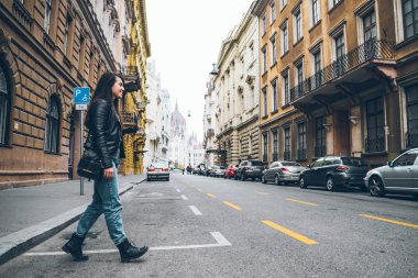 sonbahar sezonu şehir sokakları genç güzel kadın. kopya alanı