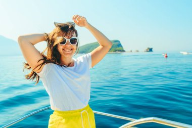 Genç kadın, dağlar ve arka plan adada tekne burun denize sıfır güzel. kopya alanı