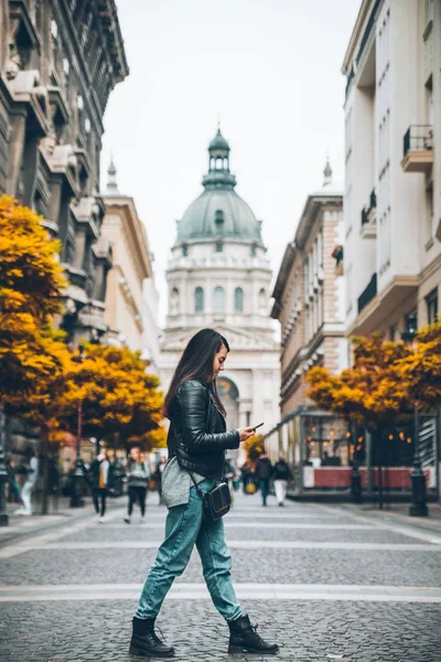 Mulher Cruzando Rua Igreja Velha Mais Barata Centro Outono Está — Fotografia de Stock