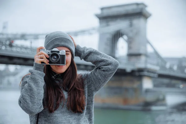 Portret Jonge Mooie Vrouw Oude Chain Bridge Achtergrond Herfst Komt — Stockfoto