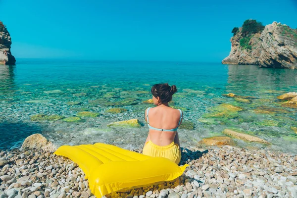 Mujer Sentada Orilla Del Mar Colchón Inflable Amarillo Vacaciones Verano —  Fotos de Stock