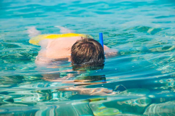 Muž Plavání Pod Vodou Maskou Akční Kamery Nahrávání Videa — Stock fotografie