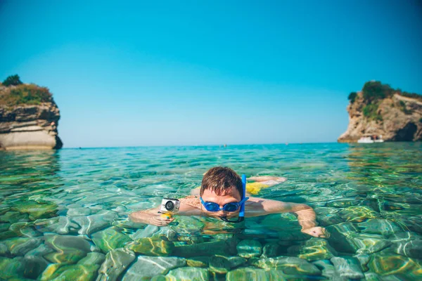 Hombre Nadando Bajo Agua Con Máscara Cámara Acción Grabación Vídeo — Foto de Stock