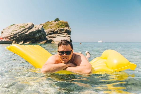 Jonge Man Gele Opblaasbare Matras Helder Transparant Water Zomer Vakantie — Stockfoto