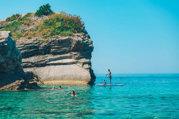 Budva Montenegro Juli 2018 Mensen Zwemmen Blauwe Zee Man Surfplank — Stockfoto