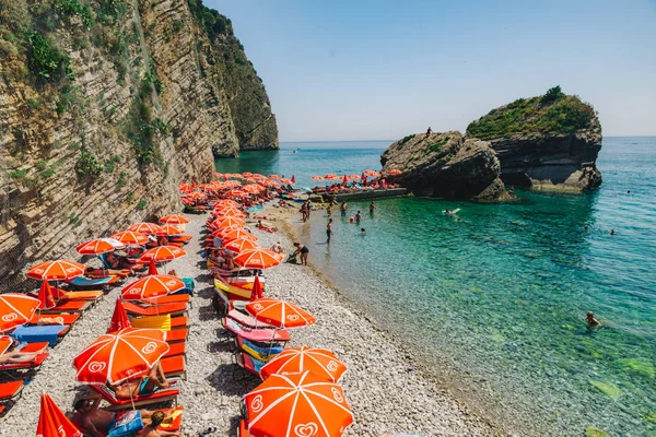 サンラウン ジャー 海で泳いで ブドヴァ モンテネグロ 2018 夏の休暇 — ストック写真