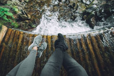 bacaklar arka plan üzerinde şelale ile iki kişi. kopya alanı