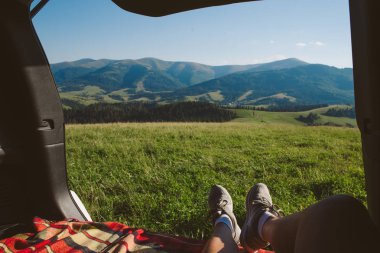 Araba gövde dağların güzel manzaralı döşeme kişi. dağ tatil