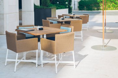 boş kafede yaz günü docks yakınındaki dışında