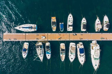 Şehir dock Karadağ Yatlar hava görünümünü. Yaz saati