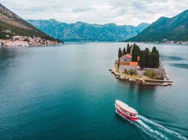 Adası Kotor Körfezi, Karadağ. güzel manzara, deniz ve dağlar. Yaz saati