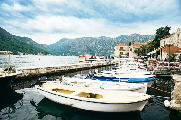 Barco Bahía Kotor Hermoso Mar Con Montañas Fondo Espacio Copia — Foto de Stock