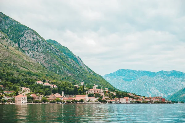 Vista Del Paisaje Bahía Montenegro Tiempo Nublado Mar Con Montañas —  Fotos de Stock