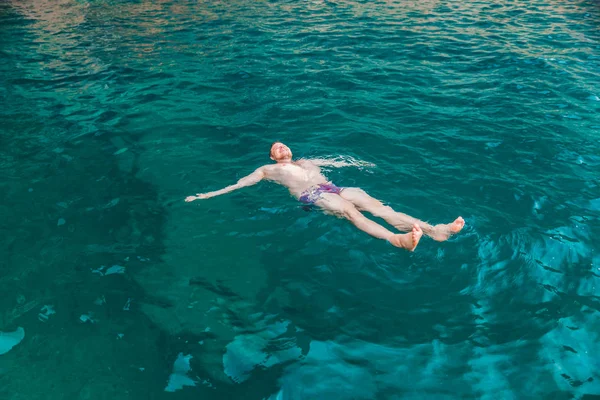 Homme Nageant Sur Dos Dans Eau Mer Bleue Transparente Vacances — Photo