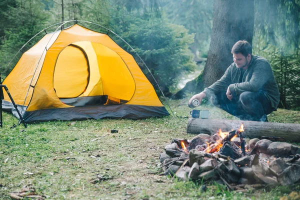 Man Giet Thee Metalen Koppen Tent Achtergrond Camping Concept — Stockfoto