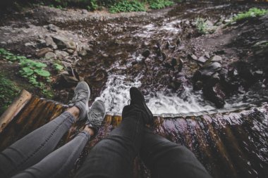 bacaklar arka plan üzerinde şelale ile iki kişi. kopya alanı