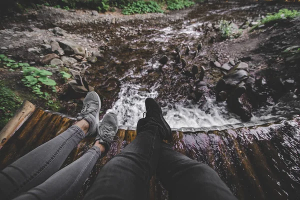 bacaklar arka plan üzerinde şelale ile iki kişi. kopya alanı