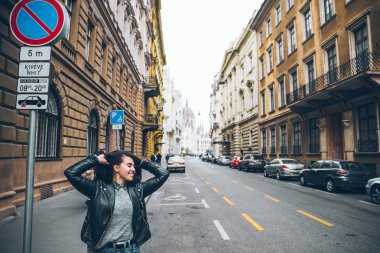 sonbahar sezonu şehir sokakları genç güzel kadın. kopya alanı