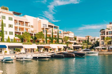 şehir yatlar yerleştirin. Yaz saati. denizde tatil. kopya alanı