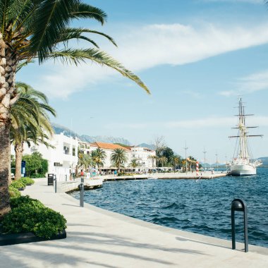 panoramik resort city sahil ile limanda büyük beyaz gemi adlı. Yaz saati