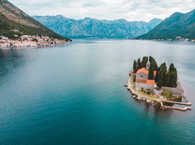 Adası Kotor Körfezi, Karadağ. güzel manzara, deniz ve dağlar. Yaz saati